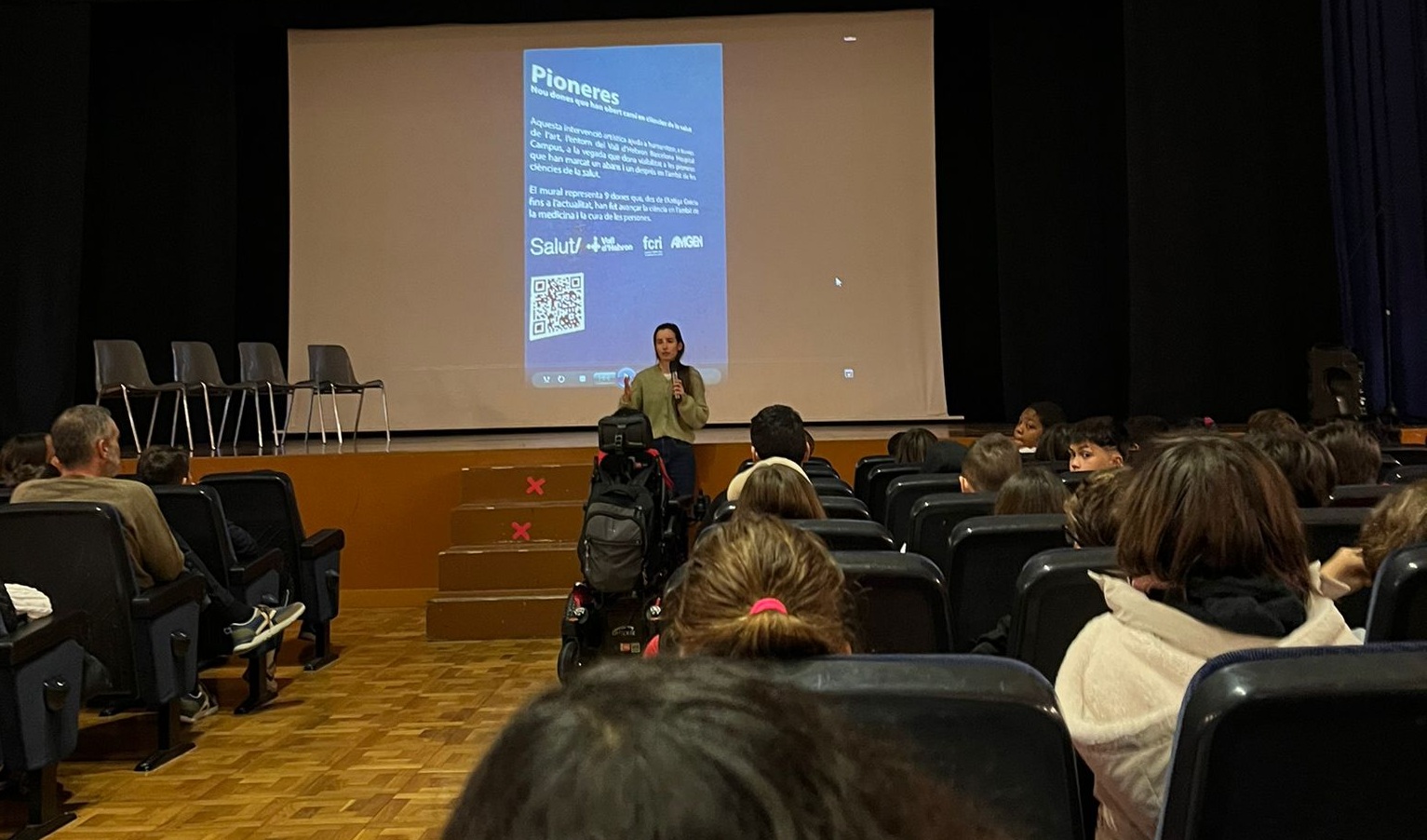 About 350 students learn about human reproduction and embryology with Julia Fabà from IBEC